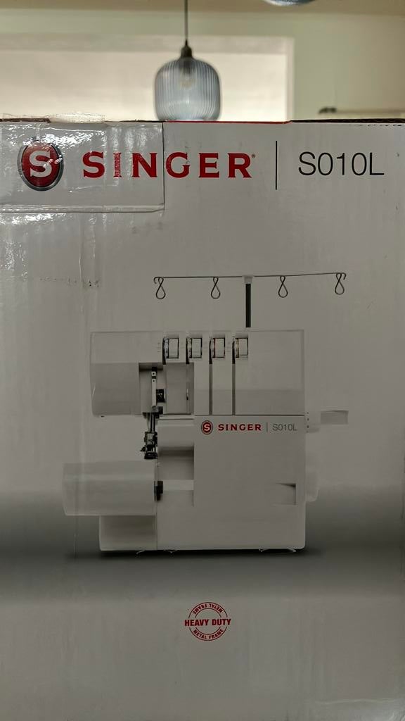 Nieuw in doos, Singer S010L lockmachine, Hobby en Vrije tijd, Naaimachines en Toebehoren, Ophalen, Nieuw, Lockmachine, Singer