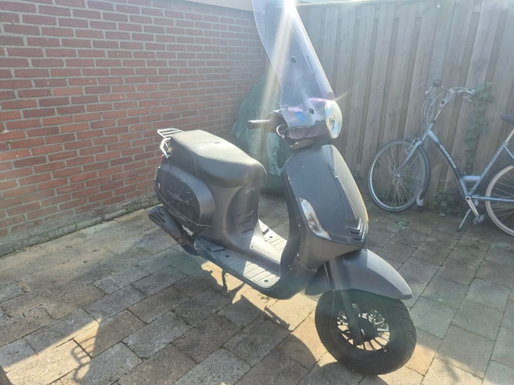 Donkergrijze scooter met windscherm, Ophalen of Verzenden, Gebruikt, Benzine
