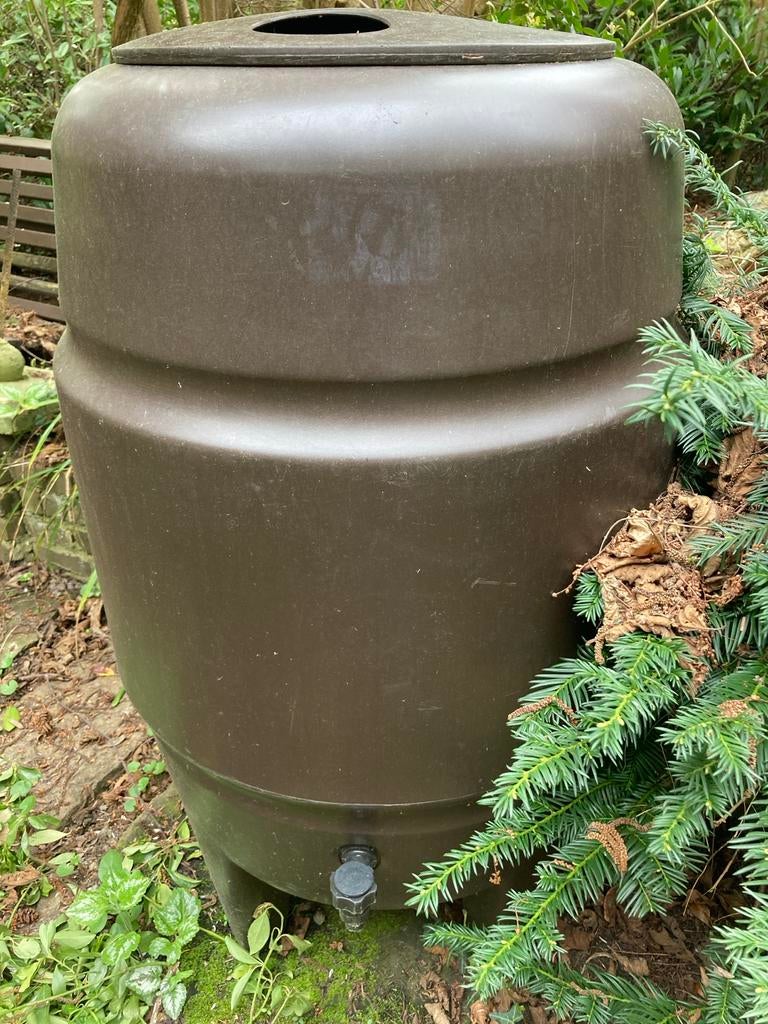 Bruine regenton met kraantje, moet geplakt, mestton mestbak, Kunststof, Gebruikt, Met kraantje, 150 liter of meer