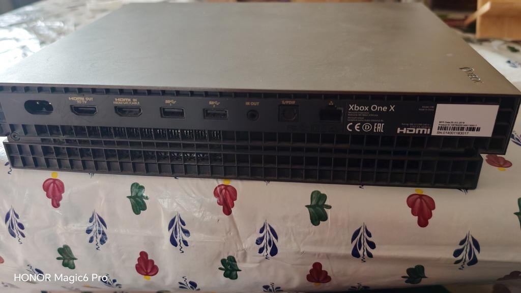 Defecte Xbox One X - Voor onderdelen of reparatie, 500 GB, Ophalen of Verzenden, Zonder controller, Niet werkend