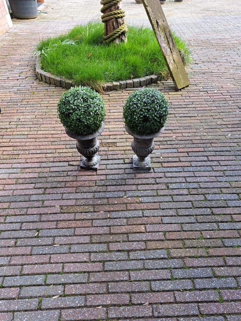 2 gietijzeren bloempotten, Tuin en Terras, Ophalen, Zo goed als nieuw