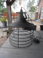 2 versch hanglampen metaal zwart en zwarrt rieten kap, Ophalen of Verzenden, Zo goed als nieuw, Hout, 75 cm of meer