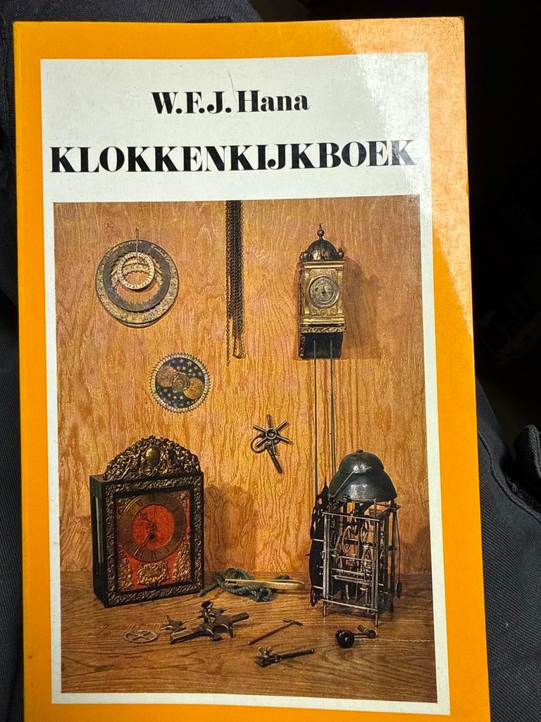 Klokkenkijkboek - W.F.J. Hana (Vintage), Boeken, Hobby en Vrije tijd, Ophalen of Verzenden, Gelezen, Overige onderwerpen