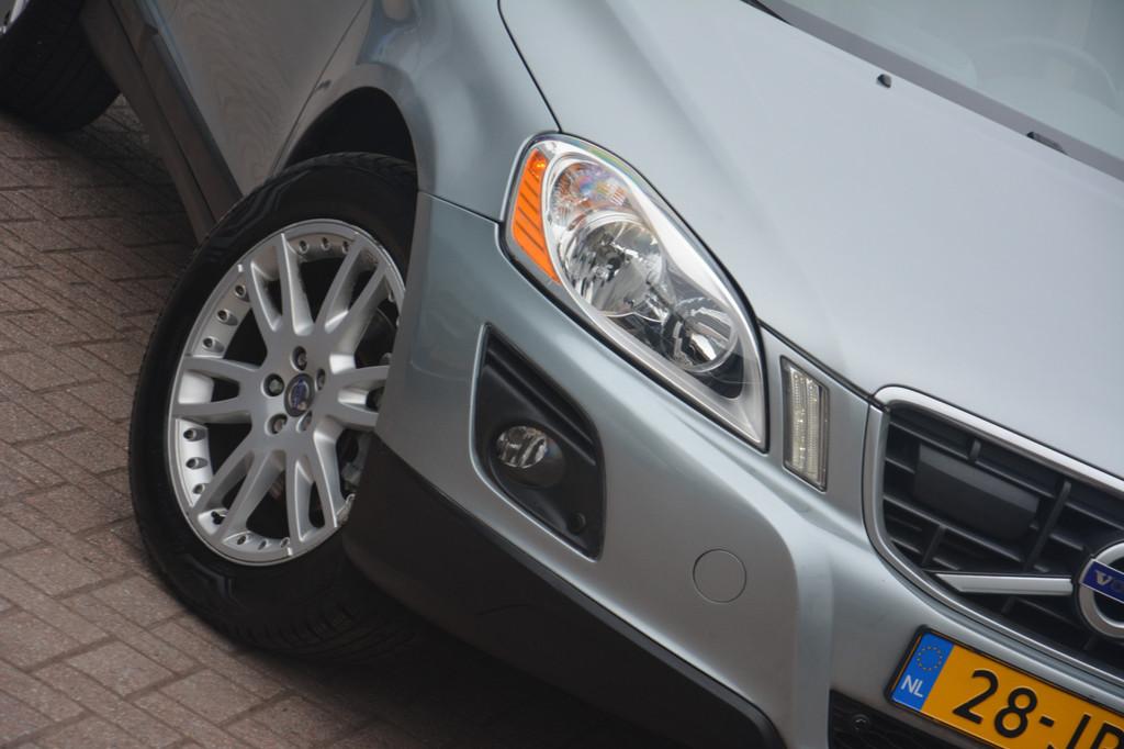Volvo XC60 2.4D AWD Momentum | Navigatie | Leer | Cruise | R, Auto's, Automaat, 1716 kg, Gebruikt, Zwart