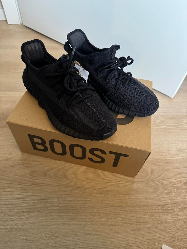 Adidas Yeezy 350 V2 Maat 41 1/3 - Nieuw in doos, Ophalen of Verzenden, Nieuw, Zwart, Sneakers of Gympen