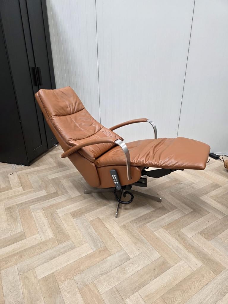 Prominent E-100 Humberto cognac relax en sta op fauteuil, Huis en Inrichting, Fauteuils, Minder dan 75 cm, Ophalen of Verzenden