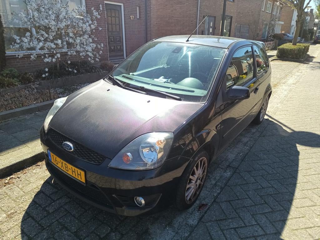 Ford Fiësta 1.6 16V 3DR 2007 Zwart Rally edition. 217/250, Auto's, Voorwielaandrijving, 1596 cc, 15 km/l, 40 €/maand