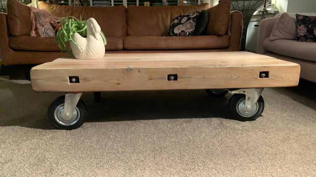 Robuuste salontafel op wielen - massief hout, Huis en Inrichting, Tafels | Salontafels, Ophalen, Gebruikt, 100 tot 150 cm, 50 tot 100 cm