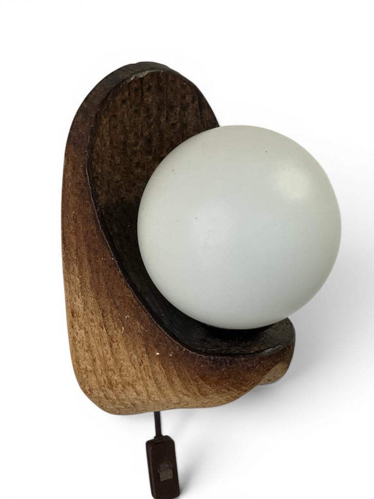 Brutalist Keramiek Wandlamp met Mat Witte Glazen Bol, Ophalen of Verzenden