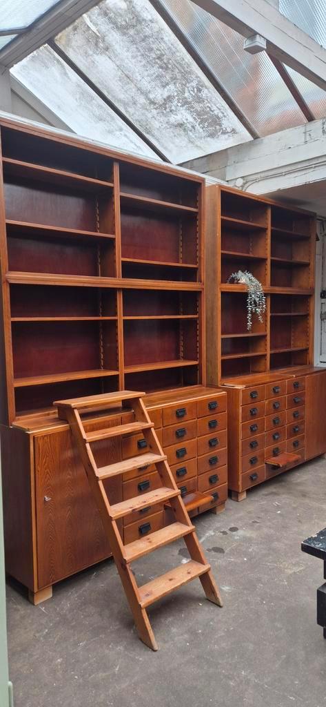 Mid - Century Duitse Apothekers | Grote Wandkast | Ladenkast, Huis en Inrichting, Kasten | Ladekasten, Gebruikt, 200 cm of meer