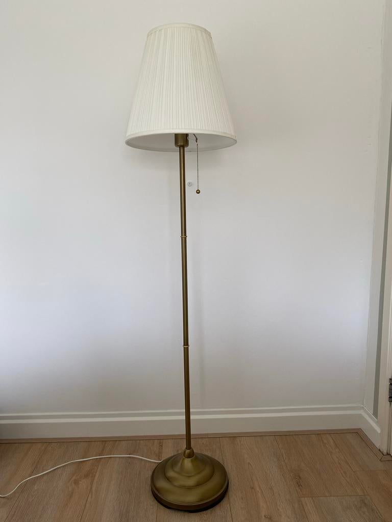 IKEA Arstid staande lamp messing/wit, Huis en Inrichting, Lampen | Vloerlampen, Ophalen, Zo goed als nieuw, Metaal, 150 tot 200 cm