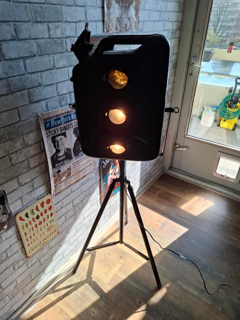 Jerrycan lamp op statief, Ophalen