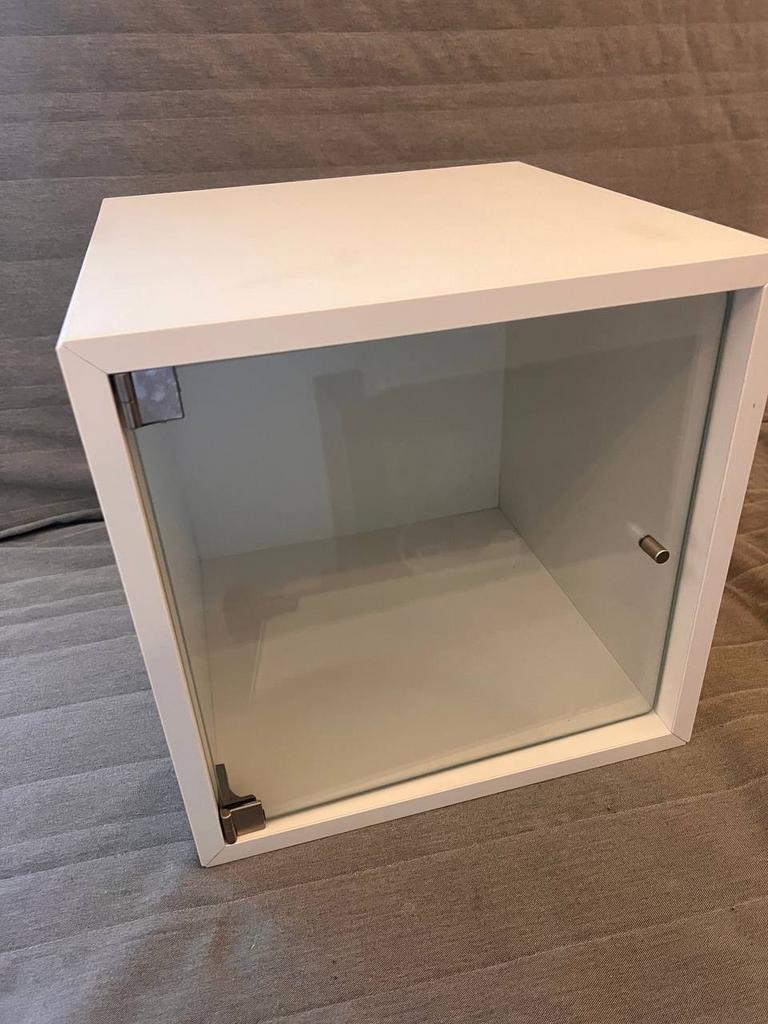 IKEA Eket Nachtkastje met glazen deur en wandrails, Ophalen, Zo goed als nieuw