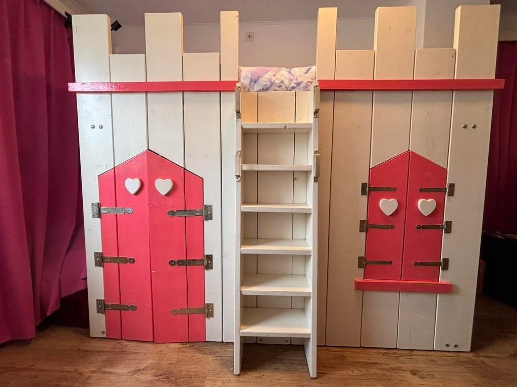 Unieke hoogslaper kasteel incl. lattenbodem, Kinderen en Baby's, Kinderkamer | Stapelbedden en Hoogslapers, Ophalen, Zo goed als nieuw