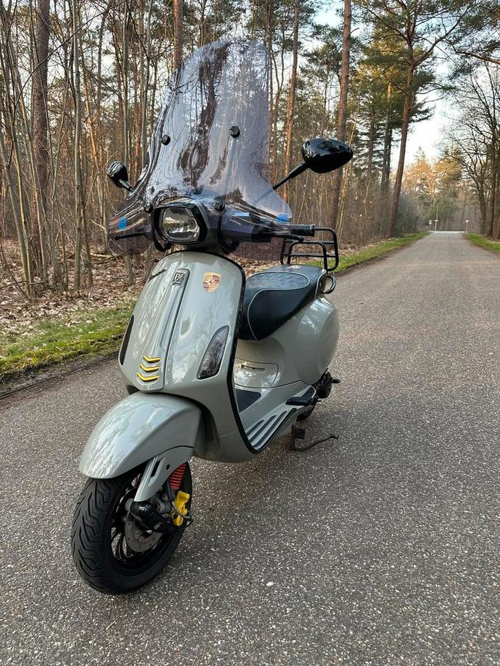 Vespa sprint custom porsche uitvoering, Fietsen en Brommers, Brommers | Vespa, Zo goed als nieuw, Ophalen