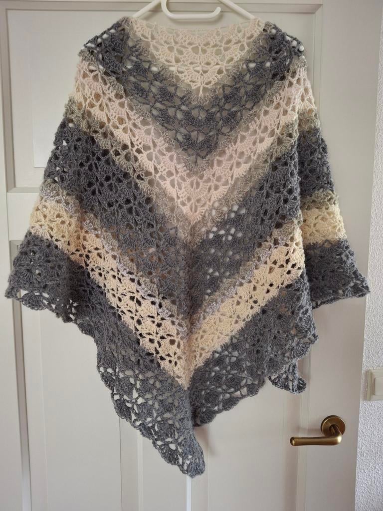 Zelf gehaakte omslagdoek in creme/grijstinten, Kleding | Dames, Grote Maten, Overige typen, Nieuw, Ophalen of Verzenden, Handgemaakt