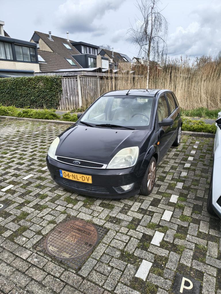 Ford Fiësta 1.6 16V 5DR 2003 Zwart, Voorwielaandrijving, 1596 cc, Beige, 4 cilinders