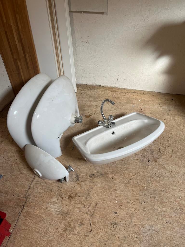 Gebruikte wasbakken en wastafel gratis af te halen, Ophalen of Verzenden, Gebruikt, Wastafel