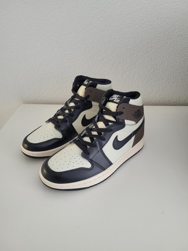 Nieuwe Nike Air Jordan 1 high dark mocha, Kleding | Dames, Schoenen, Nike Air Jordan, Overige kleuren, Sportschoenen, Nieuw