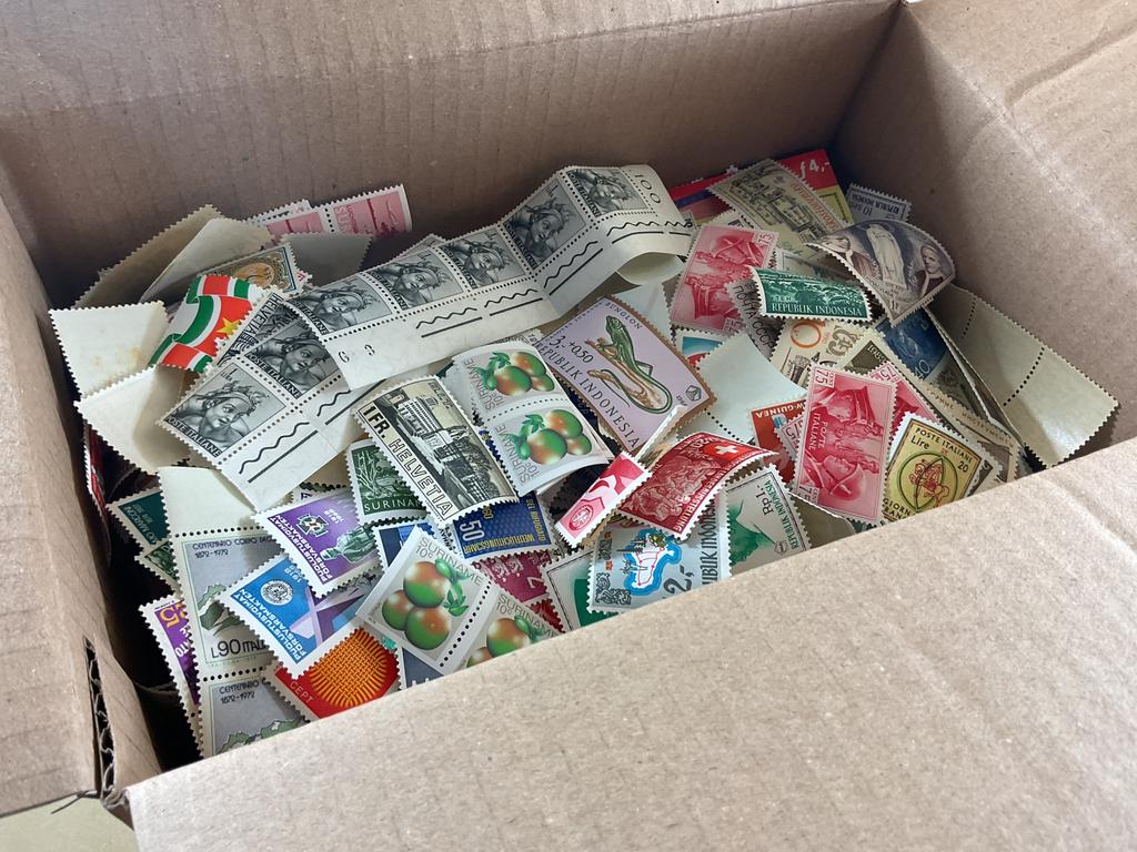 Doos postzegels Nederland en buitenland postfris/ ongebruikt, Ophalen of Verzenden, Nederland en Buitenland