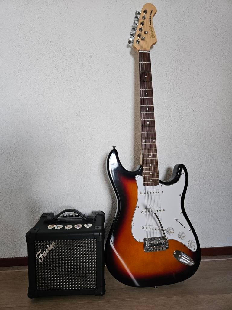 Elektrische Gitaar + Versterker + Plectrums, Met versterker, Zo goed als nieuw, Solid body, Ophalen