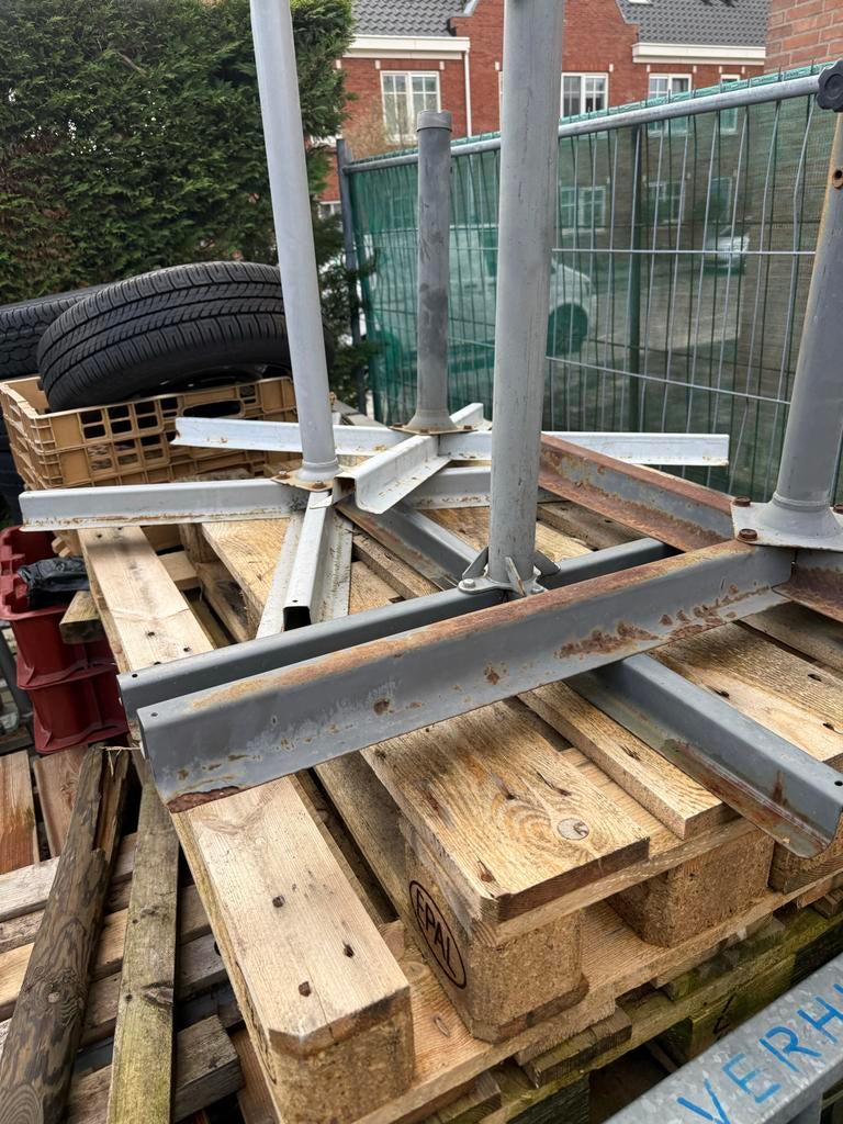 Robuuste metalen parasolvoeten voor stenen, Tuin en Terras, Parasols, Ophalen of Verzenden, Gebruikt, Minder dan 1 meter, Parasolvoet