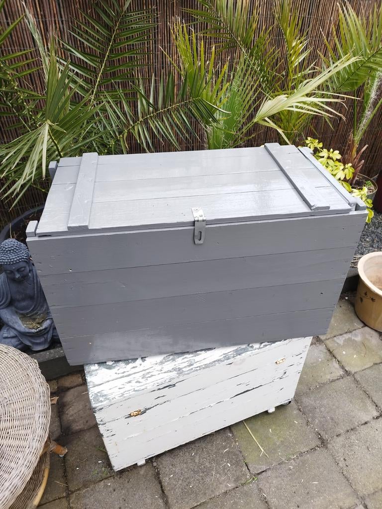 Lege schatkist, realistische houten kist, open kist geïsoleerd. oude