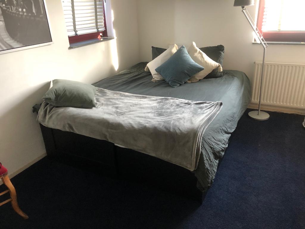 Ikea 2 persoonsbed zwart inschuifbaar, Huis en Inrichting, Slaapkamer | Bedden, Ophalen, Strak, Zwart, Tweepersoons