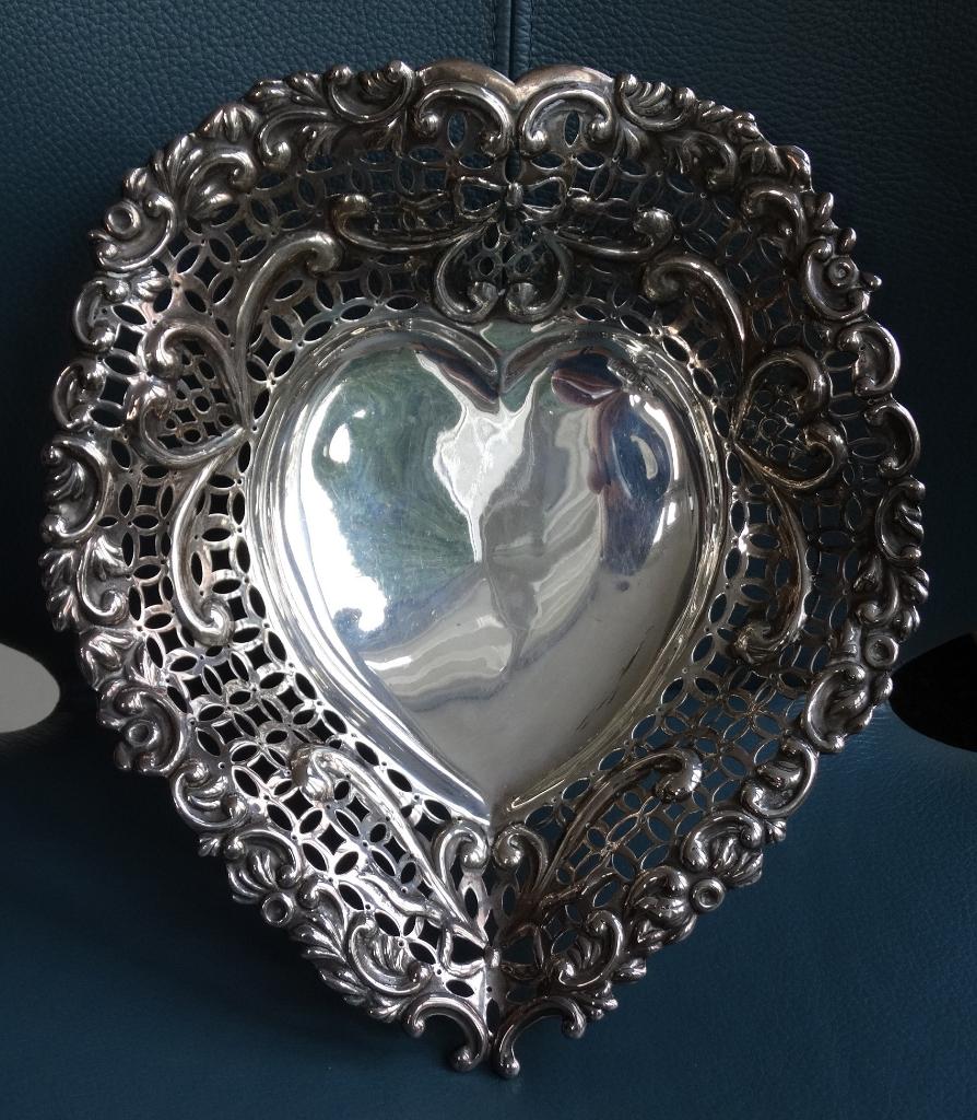 Grote zilveren schaal, mand broodschaal op pootjes, hartvorm, Ophalen of Verzenden, Zilver