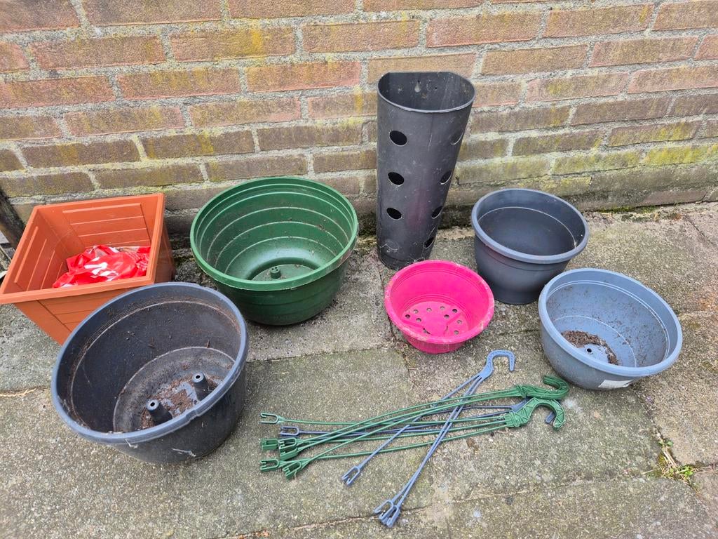 Diverse potjes en hangpotten voor tuin en balkon, Ophalen, Kunststof, Gebruikt, Rond