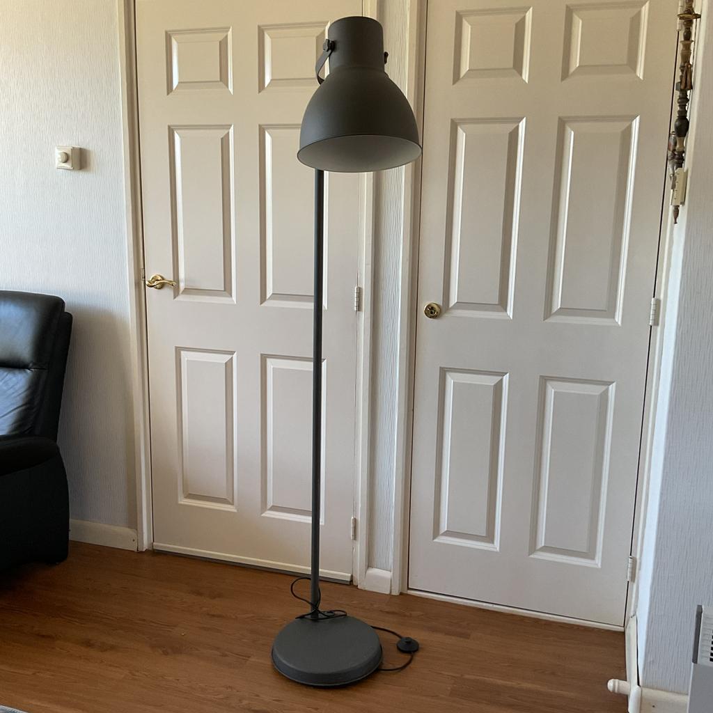 Zwarte vloerlamp, Huis en Inrichting, Ophalen, Gebruikt, 150 tot 200 cm