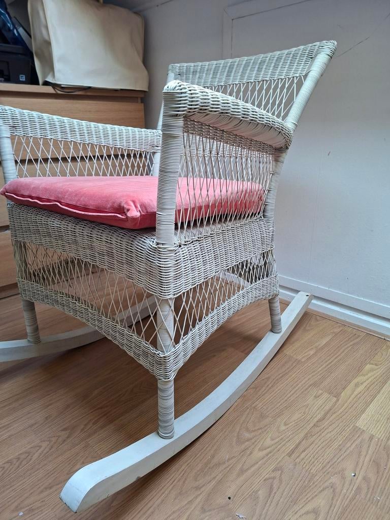 Witte schommelstoel met roze kussen, Huis en Inrichting, Stoelen, Ophalen