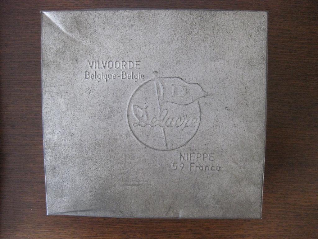 Oud Zilverkleurig Blik Van Delacre Uit Vivoorde B/Nieppe FR., Verzamelen, Ophalen of Verzenden, Zo goed als nieuw, Koek(jes), Overige merken