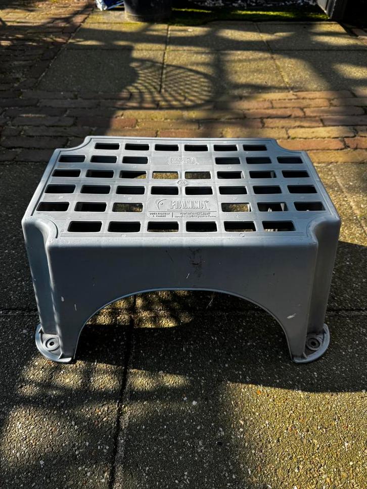 Handige opstapje/krukje - Grijs, stevig en compact, Caravans en Kamperen, Kampeeraccessoires, Gebruikt, Ophalen