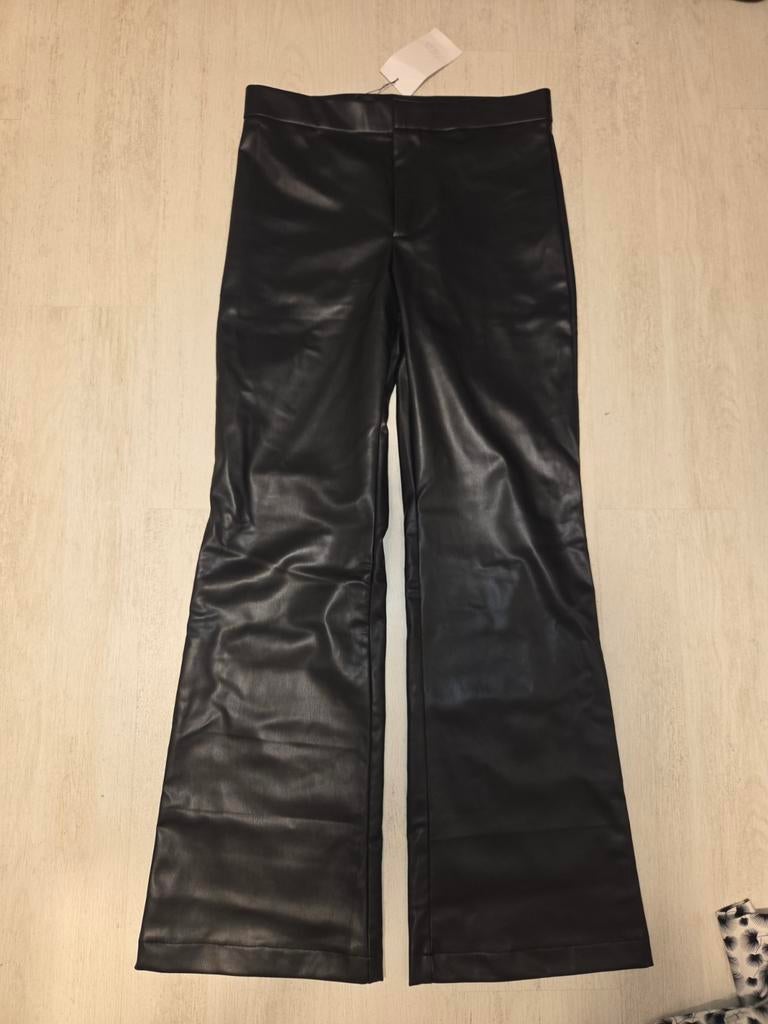 Zwarte nieuwe Zara wide flair vegan leather L, Maat 38/40 (M), Nieuw, Ophalen of Verzenden, Lang