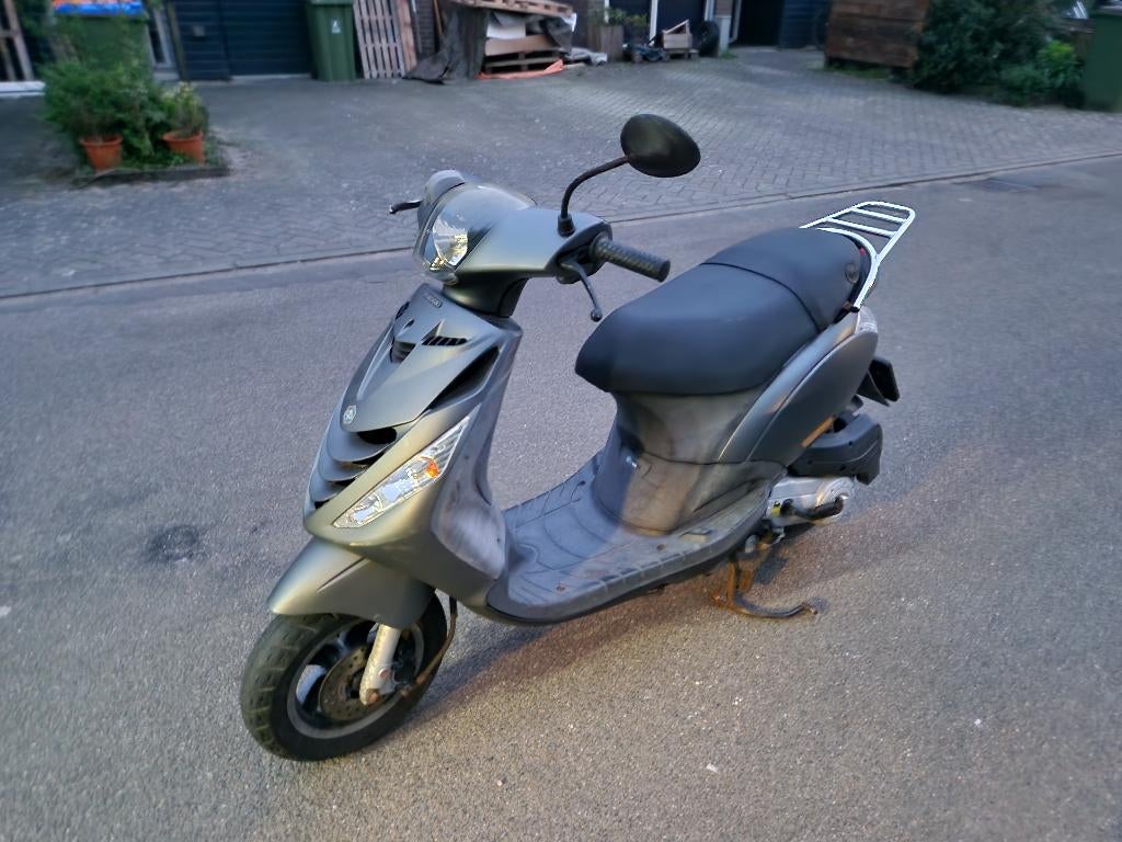 Piaggio ZIP opknapper 2012 start en rijdt goed, Fietsen en Brommers, Scooters | Piaggio, Ophalen, Gebruikt, Benzine, Zip