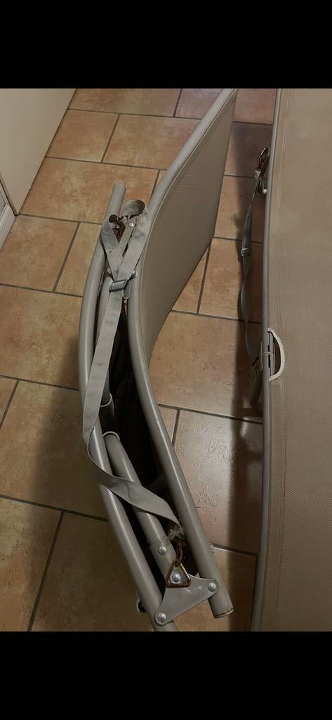 2 Taupe Inklapbare Ligbedjes met Draagriem - Ideaal Strand, Ophalen, Gebruikt, Textileen, Inklapbaar