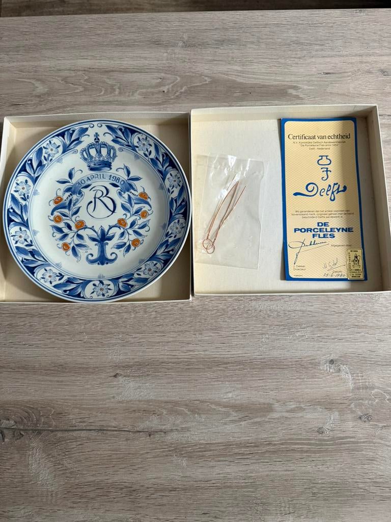 Koningshuis Delfts blauw bord Beatrix 1980, Ophalen of Verzenden, Zo goed als nieuw, Servies