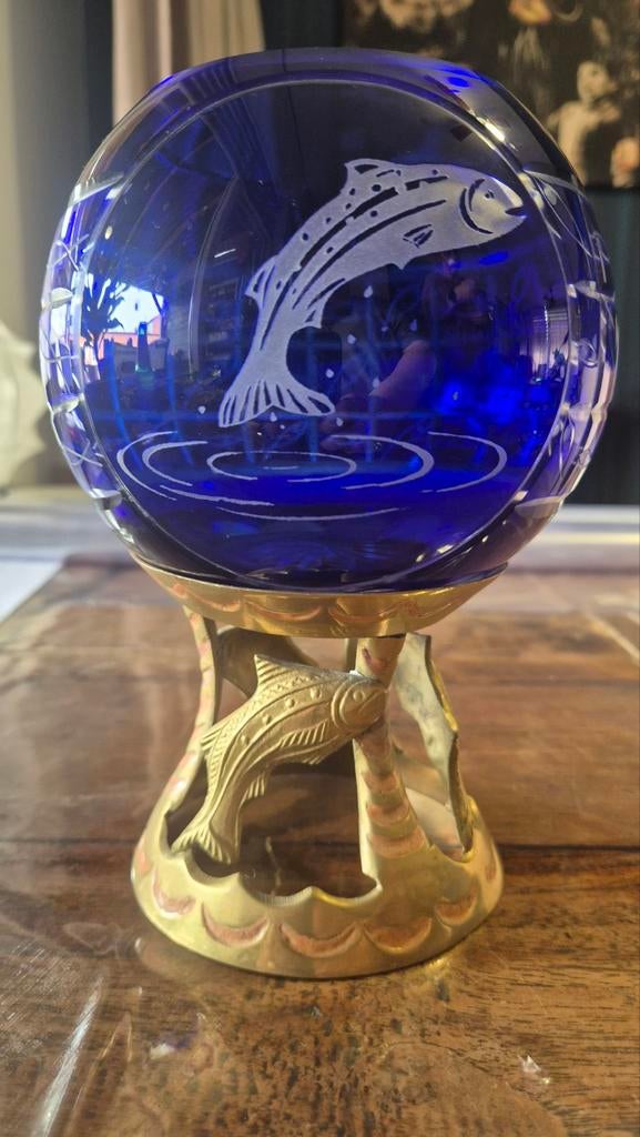 Blauwe glazen vaas met vis op messing standaard, Antiek en Kunst, Antiek | Vazen, Ophalen of Verzenden