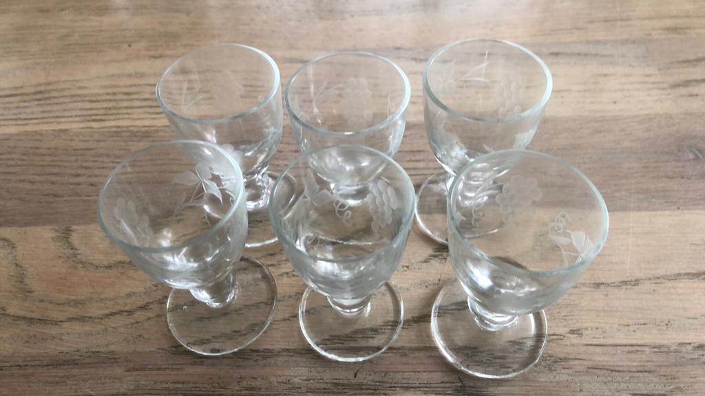 6 oude gegraveerde borrelglaasjes op mooie poot, Ophalen of Verzenden, Borrel- of Shotglas