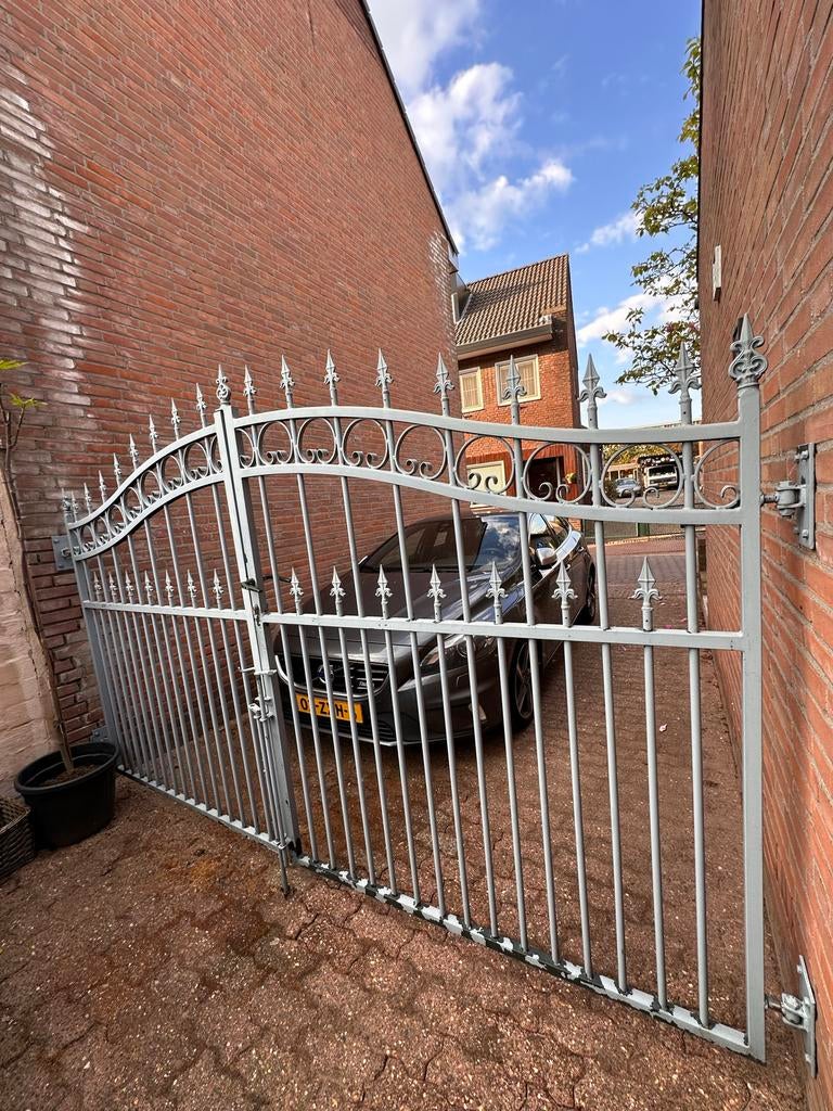 Smeedijzeren poort +- 300cm breed, Ophalen, Met poort, Gebruikt, Sierhekwerk