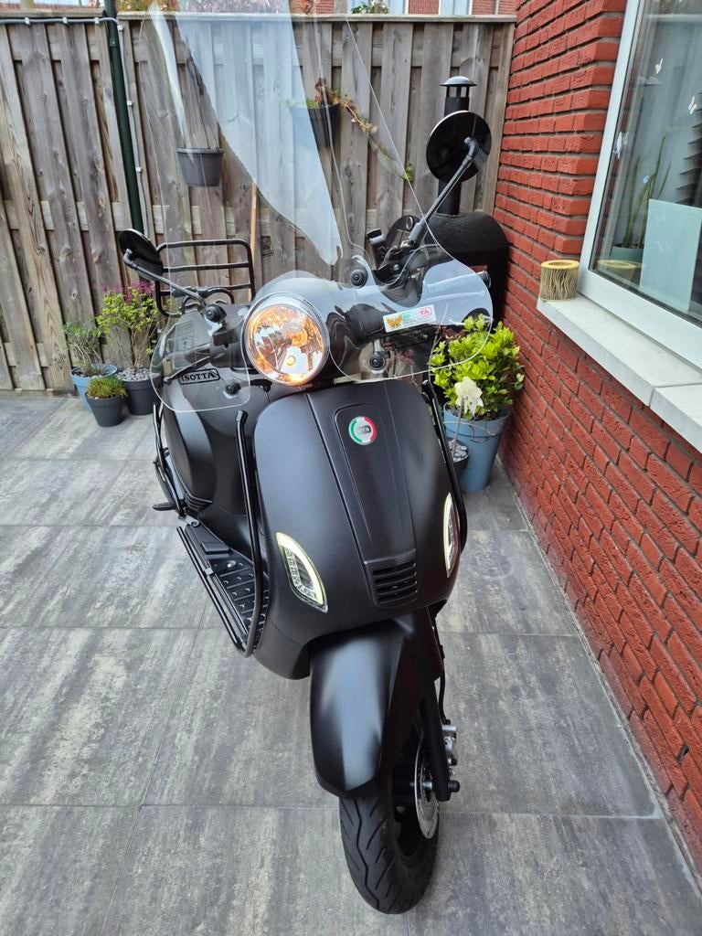 DTS scooter inclusief 3 helmen en slot in top staat., Ophalen of Verzenden, Overige typen, Overige merken