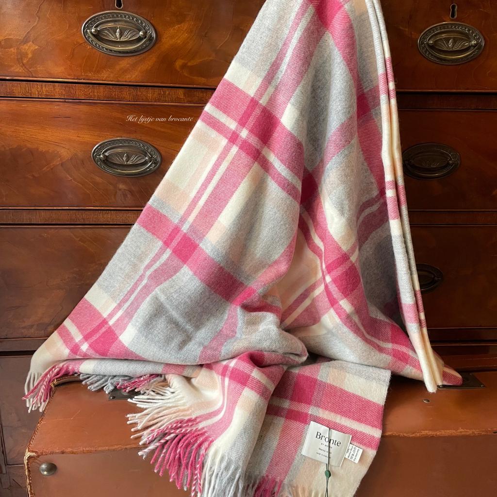 Engels wollen Bronte by Moon plaid Portree Pink, Huis en Inrichting, Woonaccessoires | Plaids en Woondekens, Westdijk 41 3241 GT Middelharnis