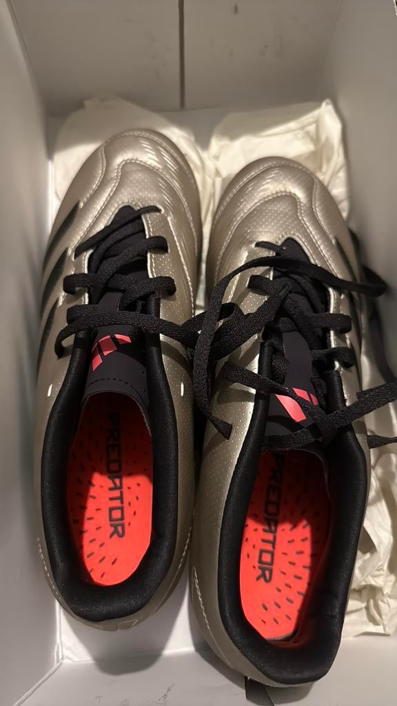 Voetbal schoenen merk Adidas FG/MG €30,-, Maat XS of kleiner, Ophalen, Zo goed als nieuw, Schoenen