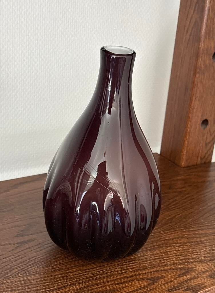 Donkerpaarse glazen vaas met geribbelde textuur, Antiek en Kunst, Antiek | Vazen, Ophalen of Verzenden