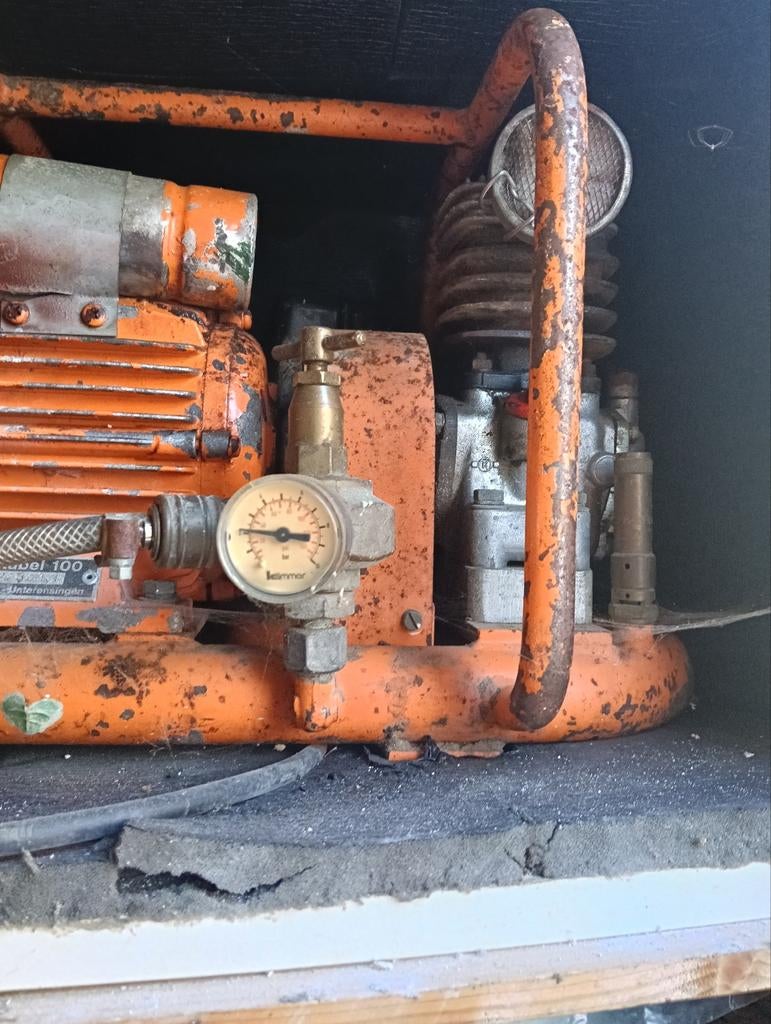 Compressor oudje maar werkt prima, Doe-het-zelf en Verbouw, Compressors, Ophalen, Gebruikt, 10 bar of meer