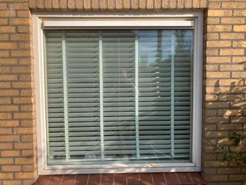 Houten kozijn met dubbelglas beschikbaar voor biedingen