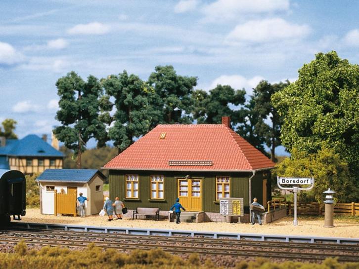 Station Haltepunkt Borsdorf VERO incl. klassieke stadsbus, Hobby en Vrije tijd, Modeltreinen | H0, Nieuw, Brug, Tunnel of Gebouw