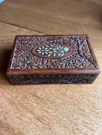 Prachtige vintage houten doosje uit India beschikbaar voor biedingen
