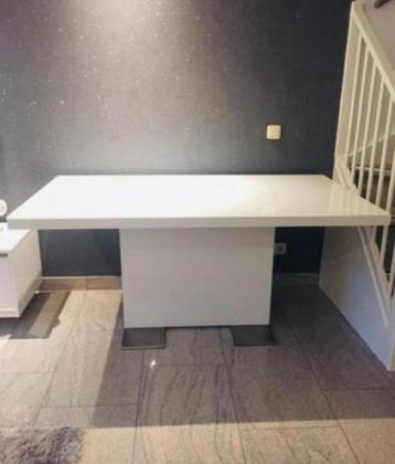 Hoogglans eettafel met melkglas beschikbaar voor biedingen